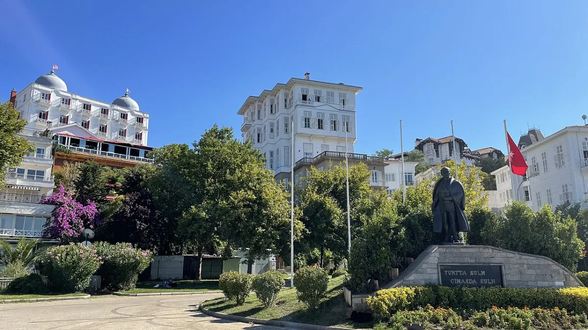 Büyükada'nın iskele meydanı ve saat kulesi