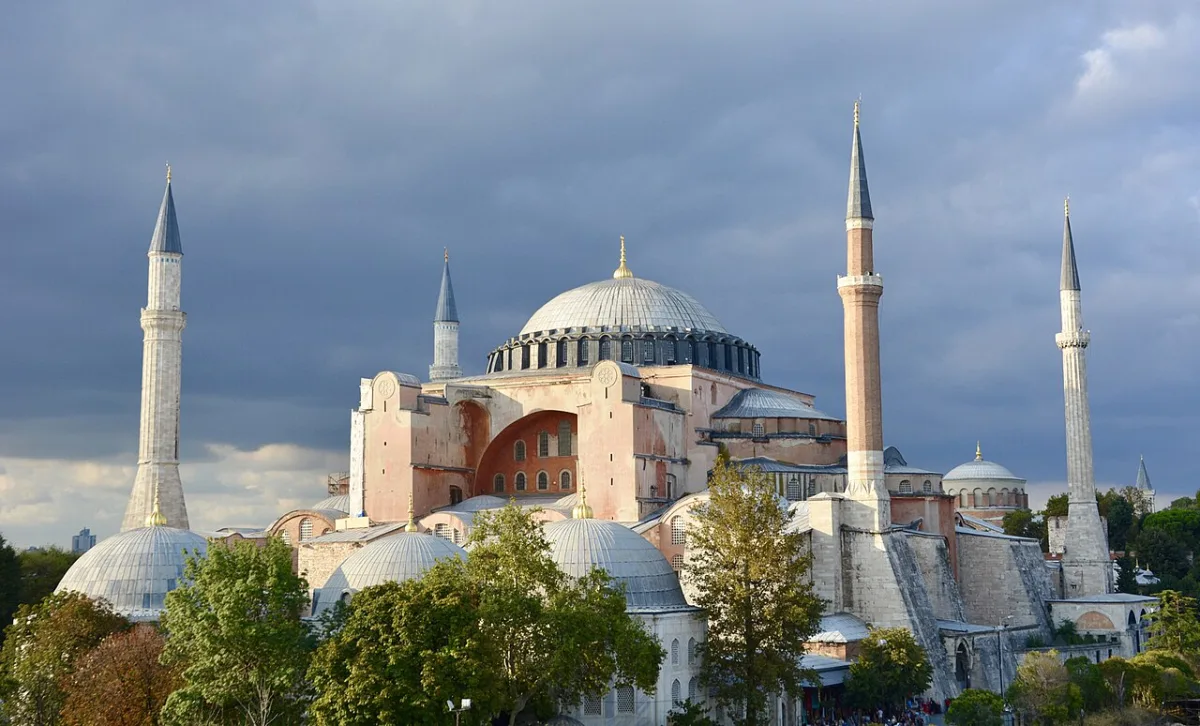 Ayasofya ve minareleri, Sultanahmet Parkı tarafından