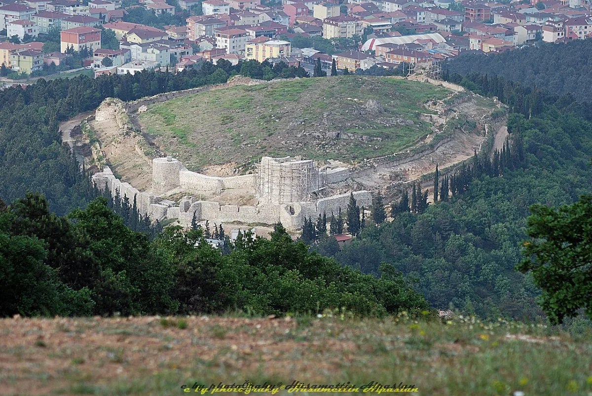 Aydos Kalesi'nin surları ve çevresindeki orman