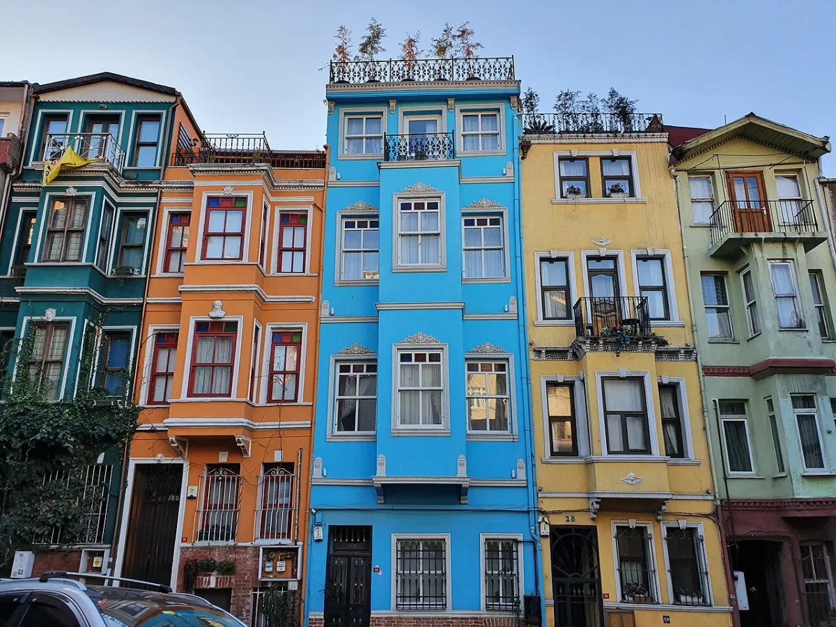 Balat'ta yokuş boyunca dizilmiş renkli ahşap evler