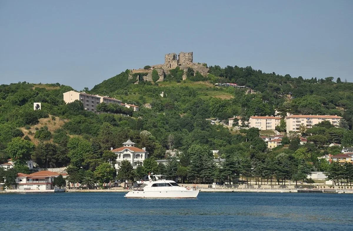 Anadolu Kavağı ve tepesinde Yoros Kalesi