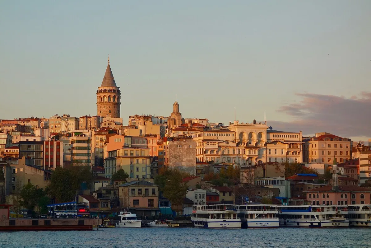 Haliç'ten Galata Kulesi ve Beyoğlu silüeti