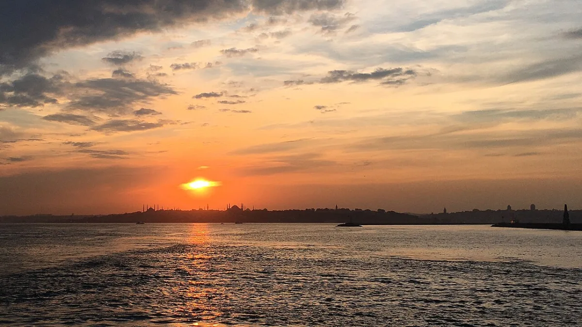 Gün batımında Boğaz ve İstanbul siluetine karşı vapur
