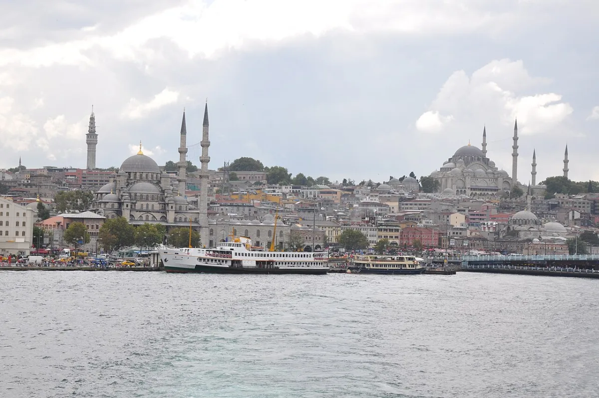 Eminönü'nde kalabalık bir meydan ve arkada Yeni Cami