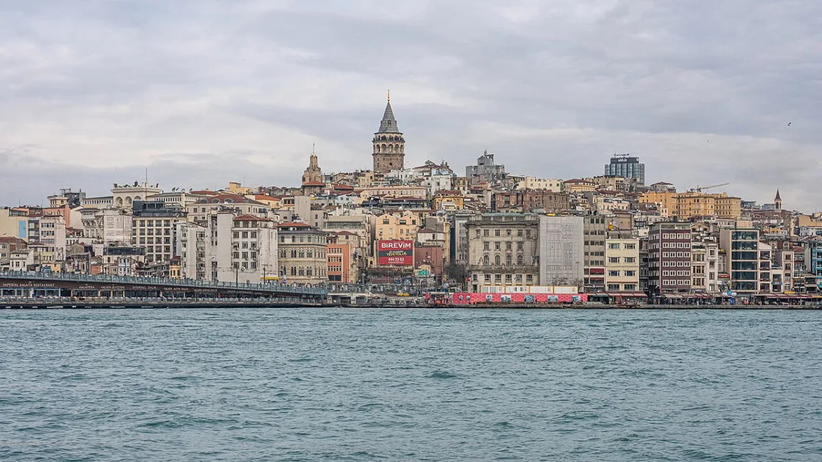 Galata Köprüsü ve arkasında yükselen Galata Kulesi