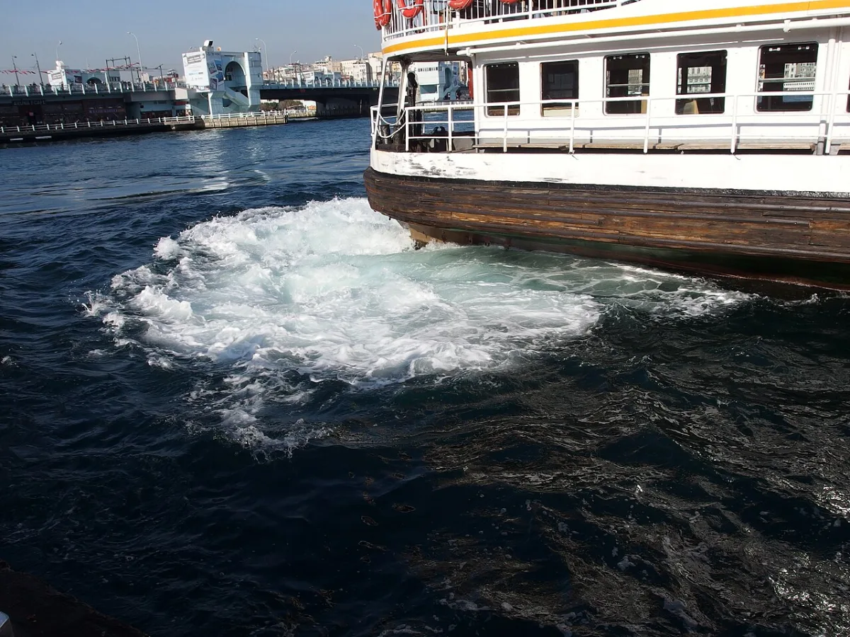 Denizde ilerleyen bir İstanbul vapuru