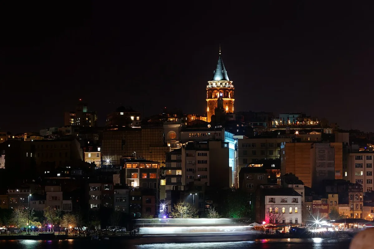 Galata Kulesi ve çevresindeki Beyoğlu evleri