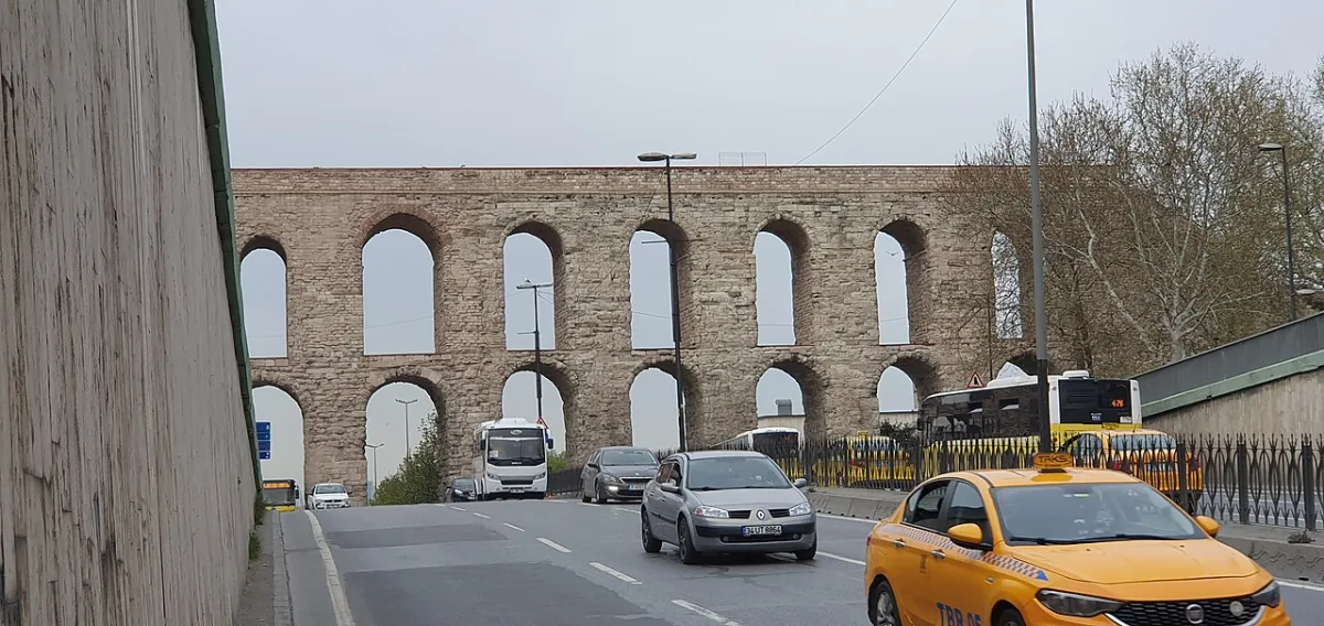 Bozdoğan (Valens) Kemeri önünden geçen sarı bir taksi