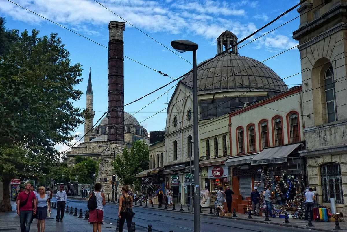 Çemberlitaş'ta Divanyolu üzerindeki tarihi yapılar