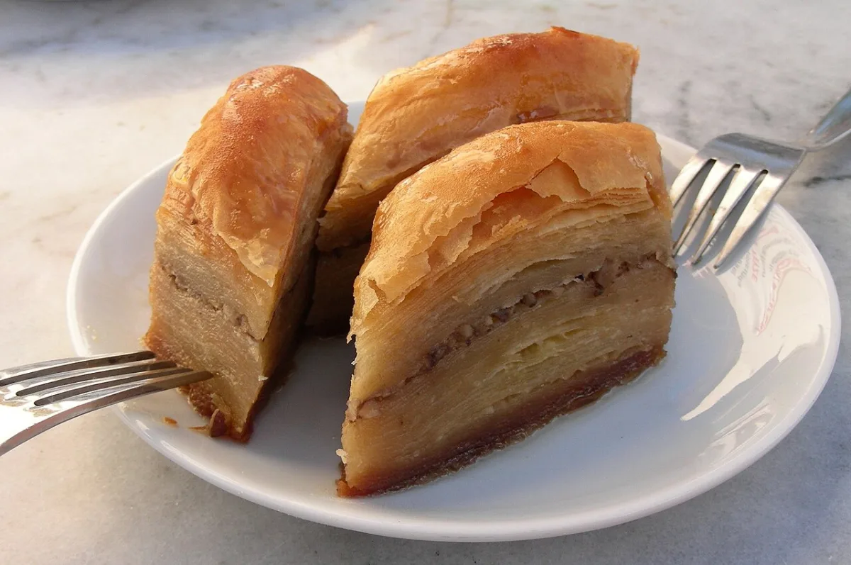Tepside dilimlenmiş fıstıklı baklava
