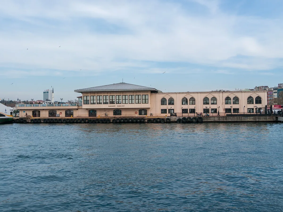 Kadıköy iskelesine yanaşan bir şehir hatları vapuru