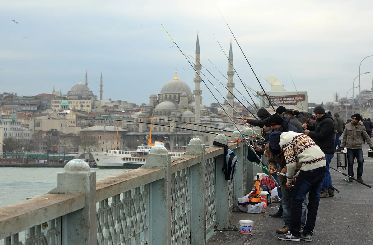 Galata Köprüsü'nde olta atan balıkçılar