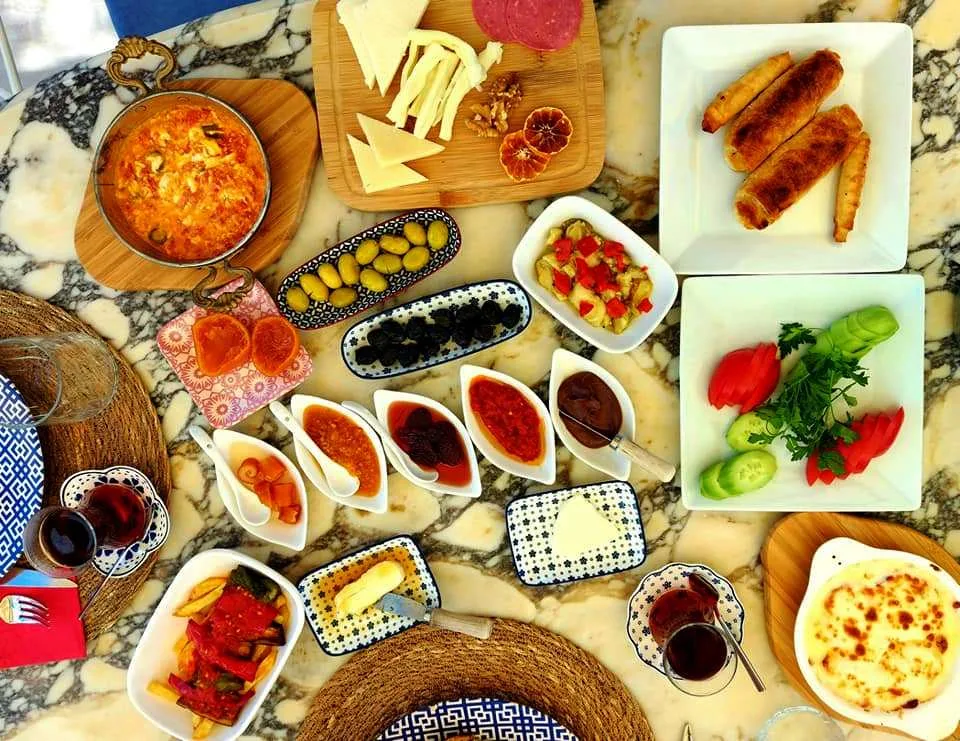 Peynir, zeytin, domates ve yumurtayla serpme kahvaltı sofrası