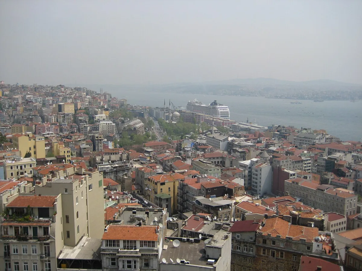 Cihangir'den Boğaz'ın girişine ve Tarihi Yarımada'ya bakış