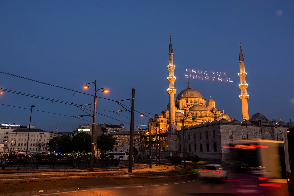 Ramazan gecesinde ışıklandırılmış Yeni Cami ve mahya