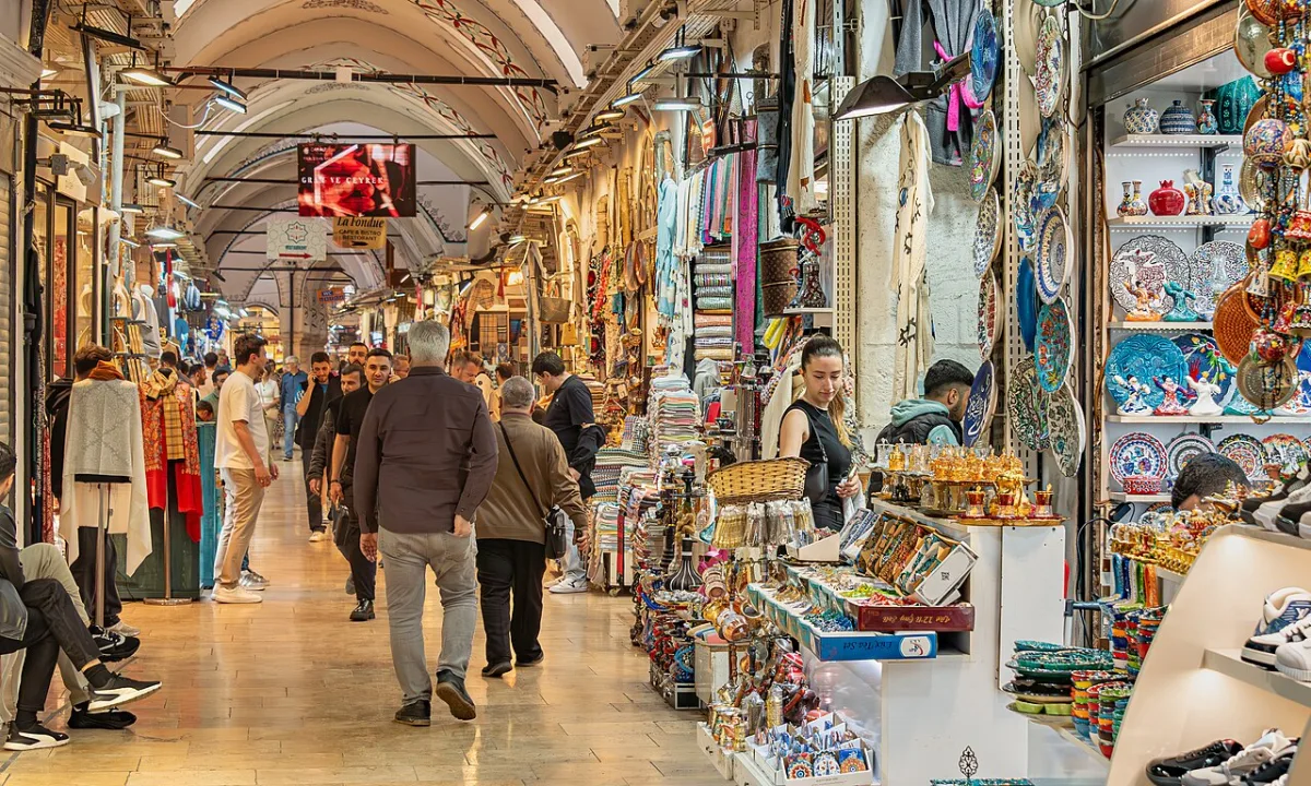 Kapalıçarşı'nın kemerli ve süslü tavanlı bir sokağı