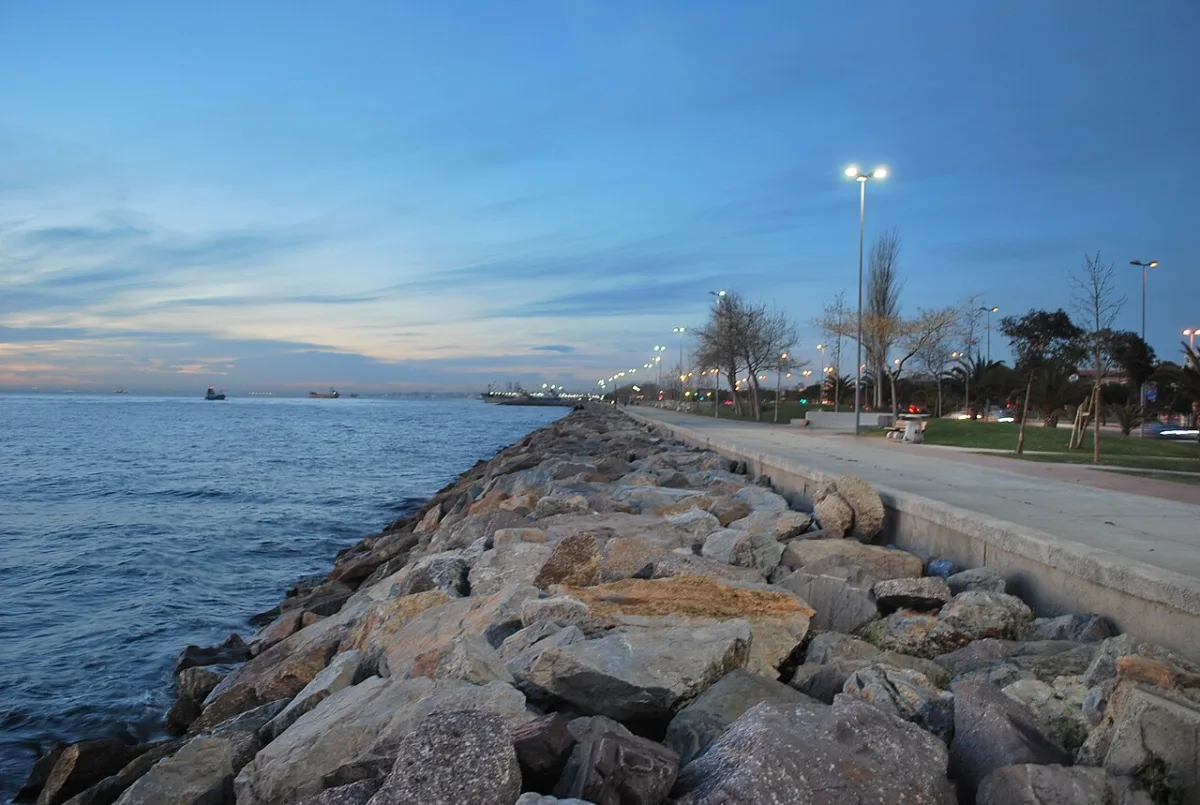 Dragos sahilinde taş dolgu ve yürüyüş yolu
