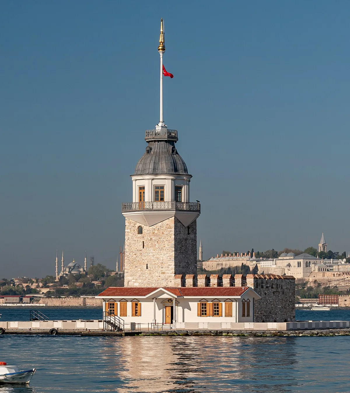 Üsküdar açıklarında Kız Kulesi