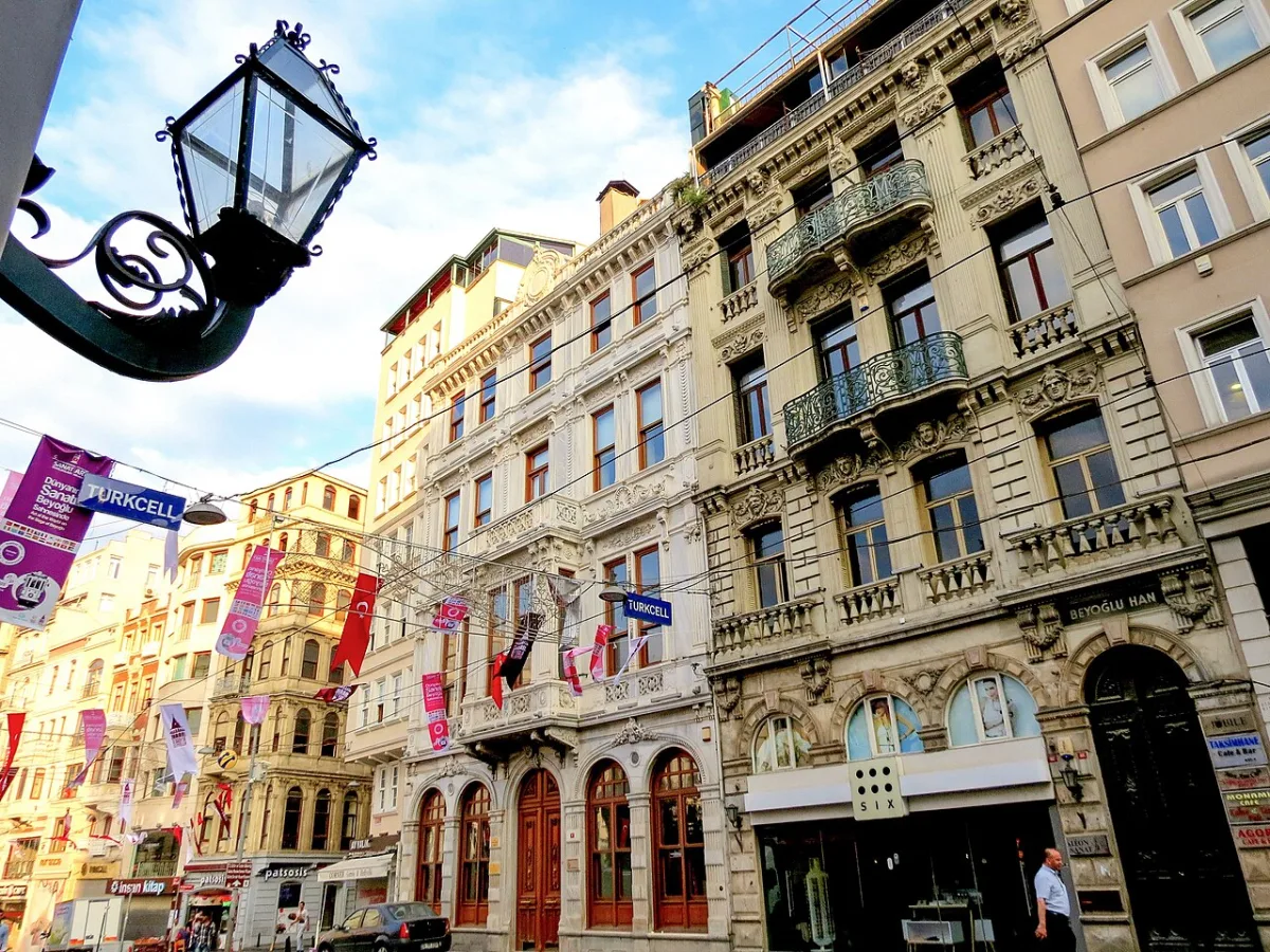 Galatasaray Lisesi önünden İstiklal Caddesi'ne bakış