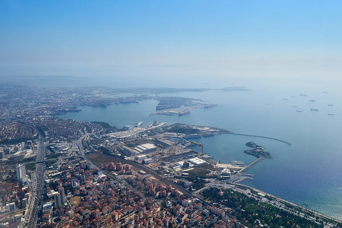 Pendik sahili, limanı ve marinasının havadan görünümü