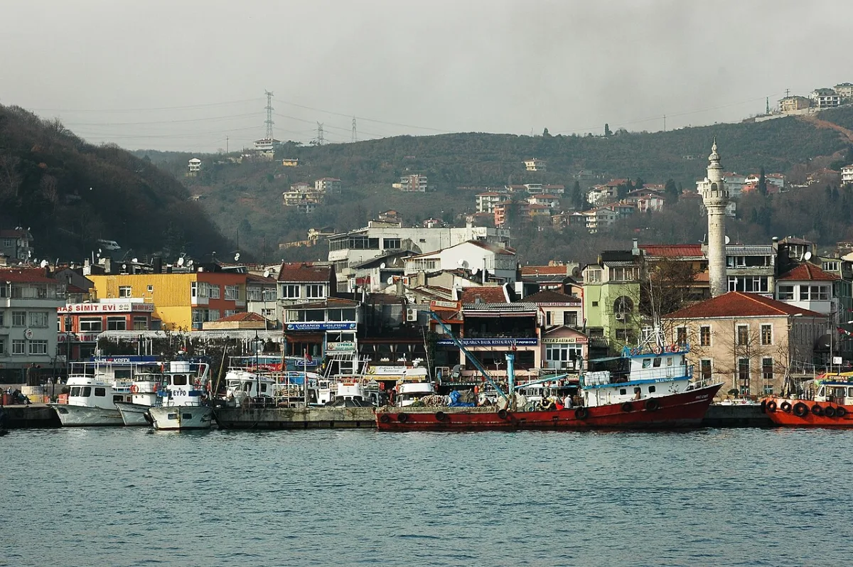 Rumeli Kavağı'nda Boğaz kıyısı ve tekneler