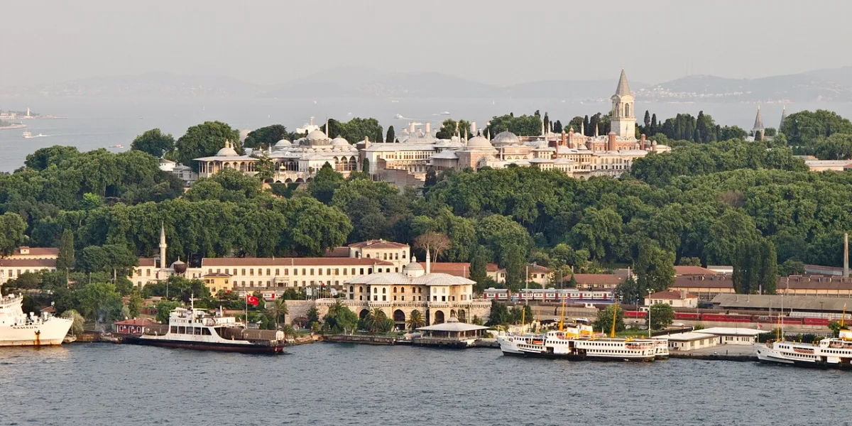 Topkapı Sarayı'nın avlusu ve kubbeli yapıları