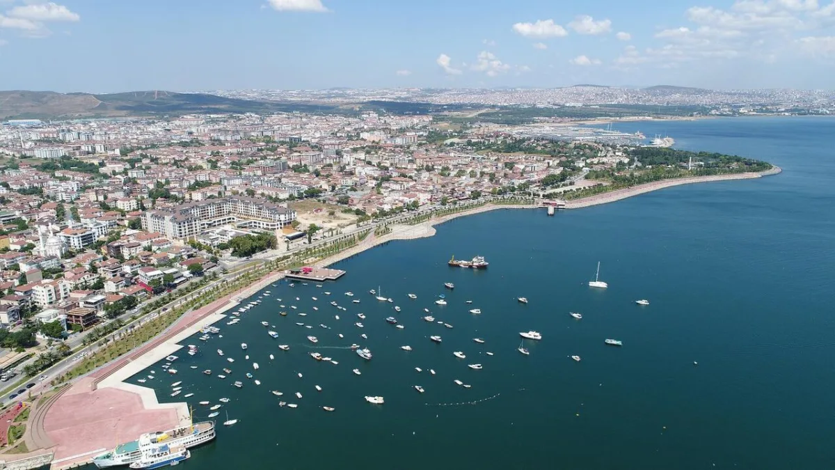 Tuzla kıyısı ve marinanın havadan görünümü